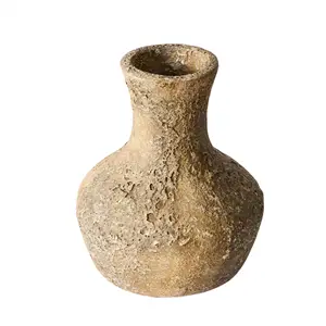 Rustik vase med bred, rund krop, smal hals og ujævn overflade.